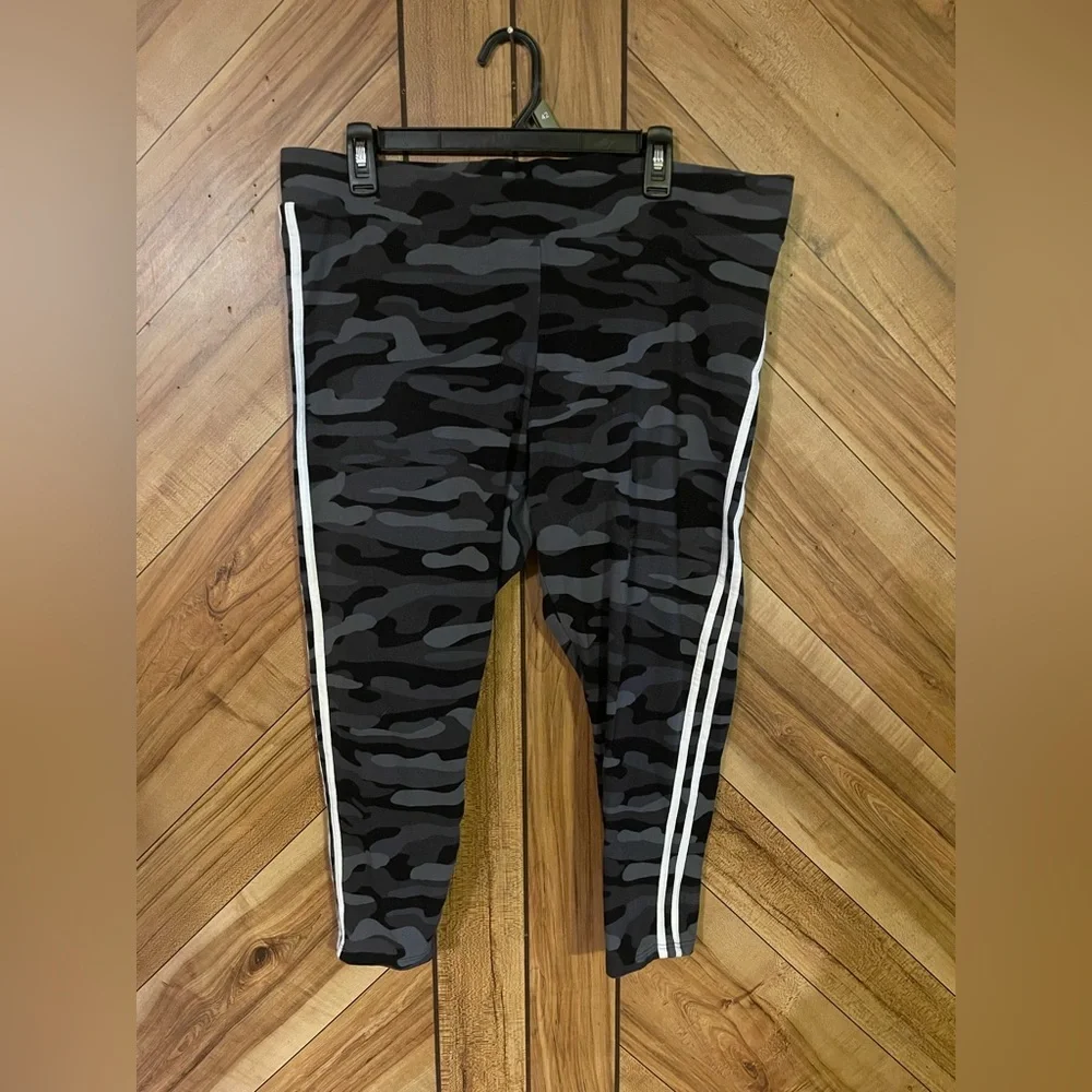 Torrid Plus Size 3X Black/Grey Camo Print Cropped Leggings